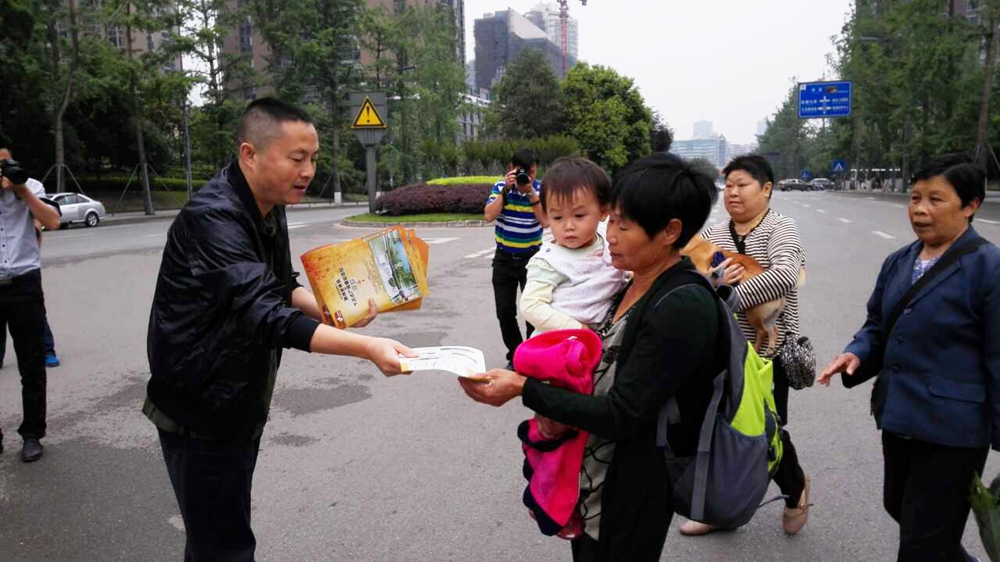 工作人員現(xiàn)場(chǎng)為市民講解打圍施工，得到市民們的理解與支持