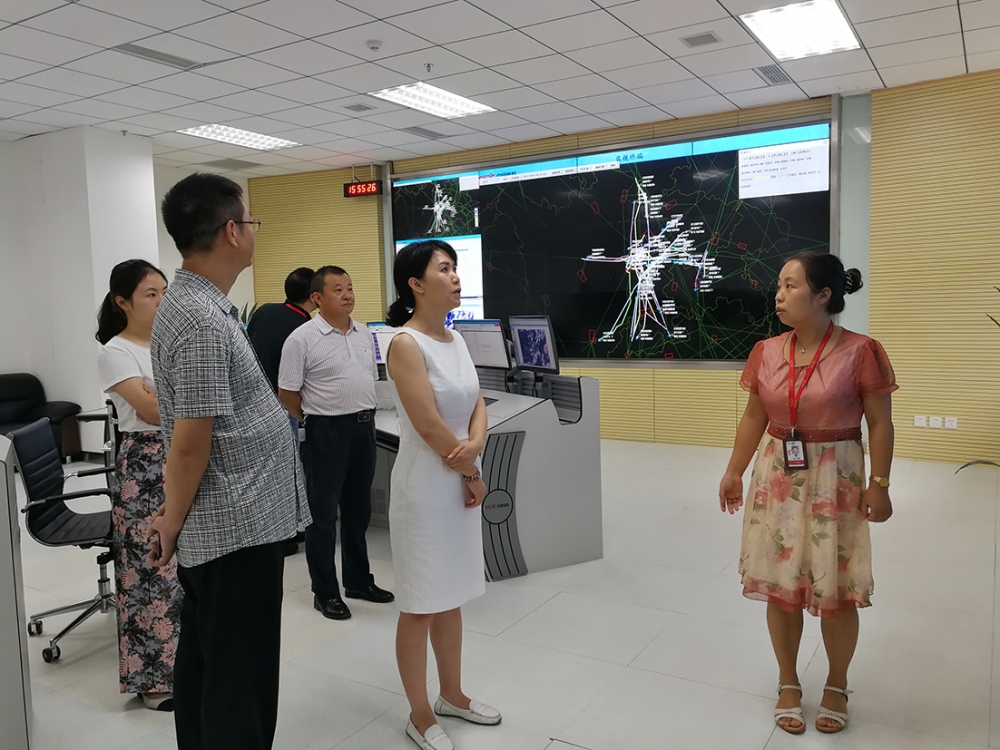 高新管委會(huì)主任單鑫與匯東公司總經(jīng)理鄒陽(yáng)一行到中國(guó)電科產(chǎn)業(yè)園考察洽談合作業(yè)務(wù)