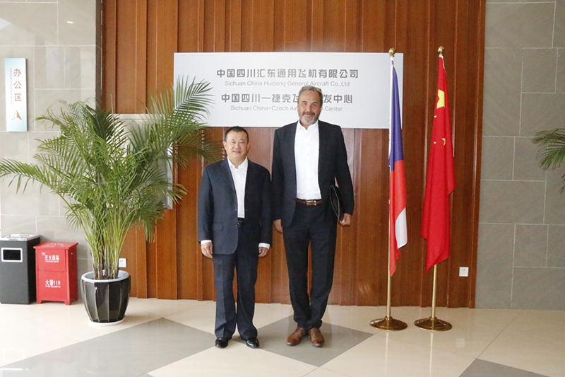 捷克共和國總統(tǒng)顧問揚·科胡特（Jan Kohout）先生一行考察訪問匯東通用飛機公司