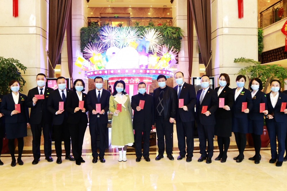 公司領導大年初一到基層慰問一線員工并檢查春節(jié)疫情防控等工作