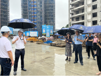 自貢市人大常委會副主任官勇一行蒞臨“匯東·鹽都印象”項目檢查安全生產(chǎn)法律法規(guī)實施情況