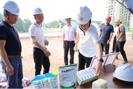 市總工會黨組書記、常務(wù)副主席陳鵬一行前往板倉大道沙坪段道路工程項目慰問一線工人